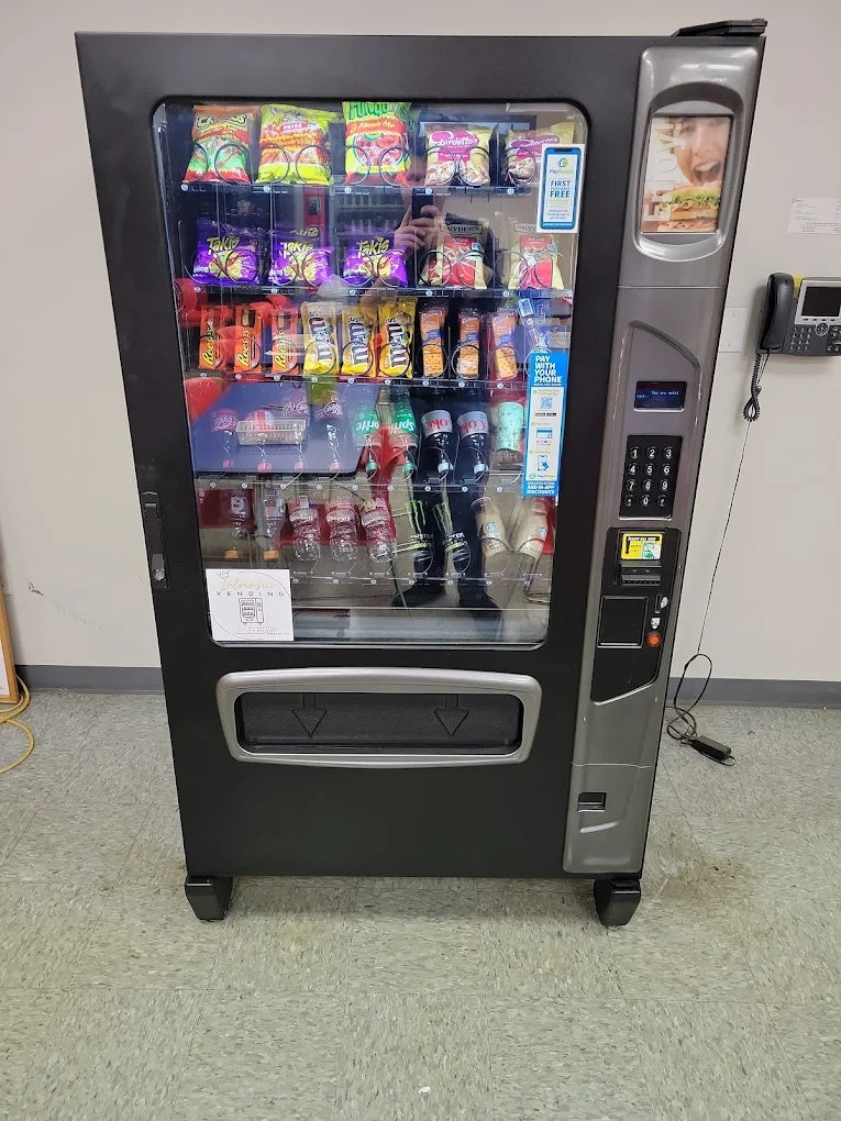 Free Combo Vending Machine Service | Chicago Offices & Gyms | Cashless & 24/7 Reliable